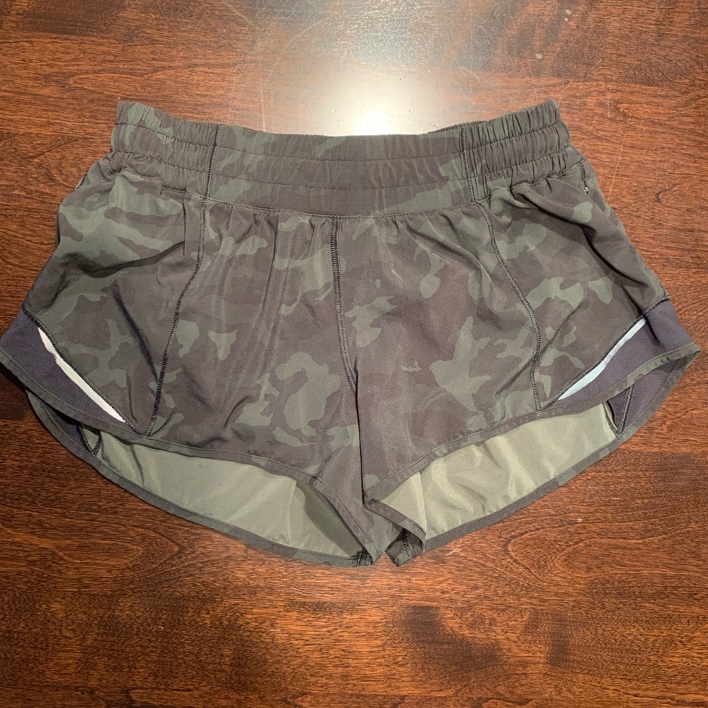 Lululemon Hotty Hot Low-Rise Lined Short 2.5"